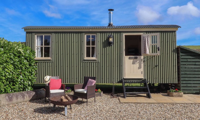 Kennerleigh Cottage | SHEPHERDS BLISS, romantic, with hot tub in Cheriton Fitzpaine