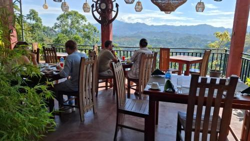 Ella House | Shining Green View