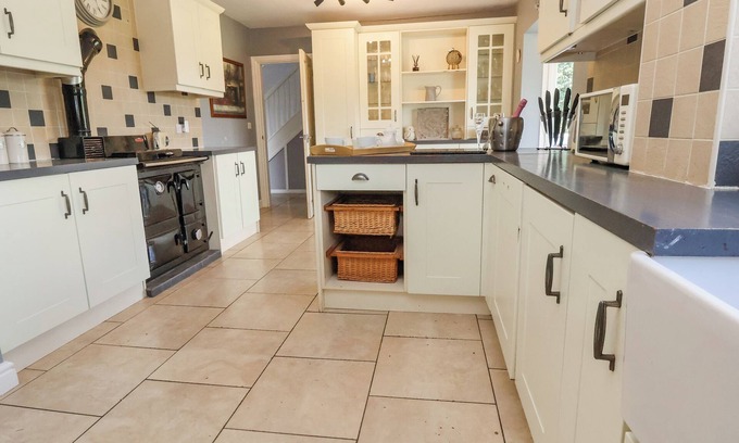 Shrewsbury House | SHIRE COTTAGE, pet friendly, with hot tub in Hanwood