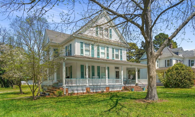 Birdsnest House | Shore Refections - historic charm just minutes from the beach!