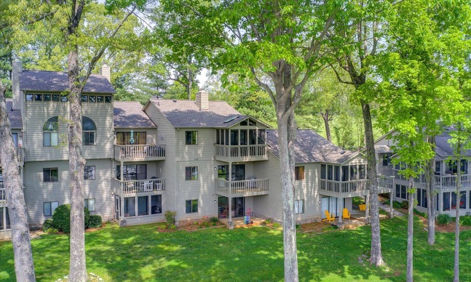 North Shore Condo | SHORELINE SERENITY-POOL, RENTABLE BOAT SLIP- NOW AVAILABLE TO BOOK FOR 2025!