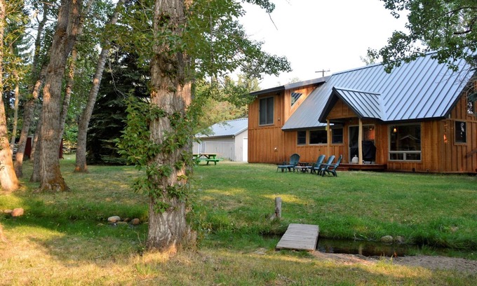Red Lodge House | Short distance to downtown & Skiing-Chickadee Chalet