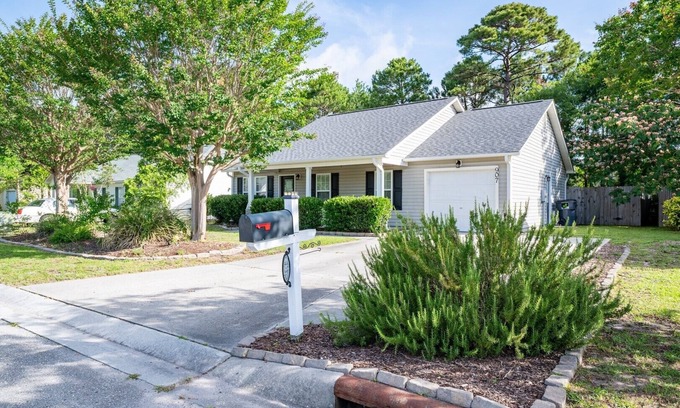 Silver Lake House | Short Drive to Downtown or the Beach! 907 Brewster Lane