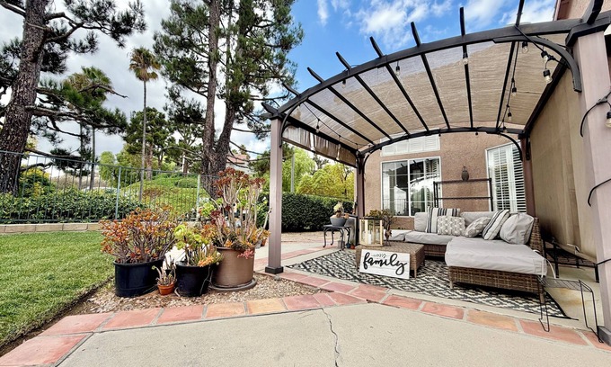 Bonita House | Short Drive to Downtown Los Angeles, Disneyland, and Southern California Beaches