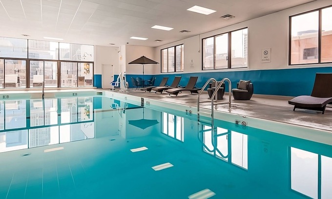 Downtown Chicago Hotel | Short Drive to Millennium Park & Willis Tower with Rooftop Lounge