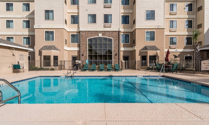 Oak Condo | Short Drive to White Sand Beaches + Nearby Amusement Parks | Outdoor Pool