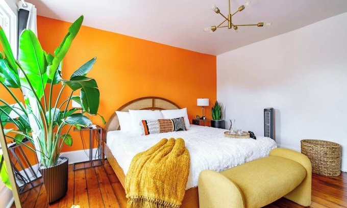 Italian Village House | Short North - King Bed - Parking Free - Convention