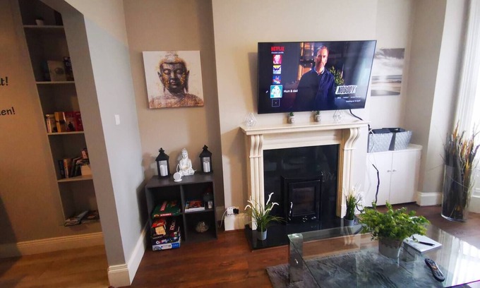 Queens Quarter House | Short Stay N.I brings you this stylish boutique 4 bedroom house ideal for families and gatherings