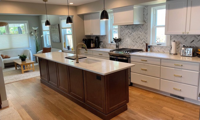 Ann Arbor House | Short Walk to the Big House, Modern Spacious 3 BR + Basement Suite, 3.5 baths