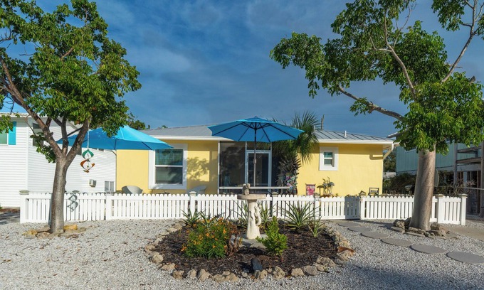 Fort Myers Beach House | 🌅Short Walk to Beach - Great Location - Beach Haven North 122🌅