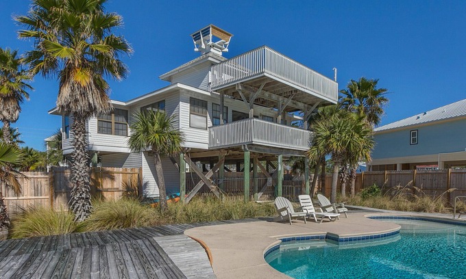 East End House | Short walk to beach with PRIVATE POOL!