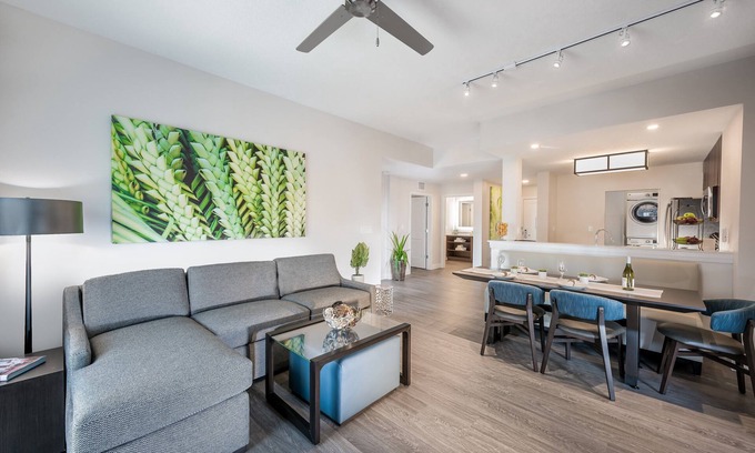 Four Corners Condo | Shuttle to Disney World| Condo with King & Queen!