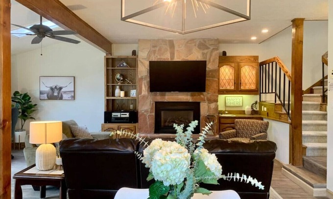Angel Fire House | Shuttle to Resort, Remodeled 1930 sqft, Family Friendly, Large Outdoor Space
