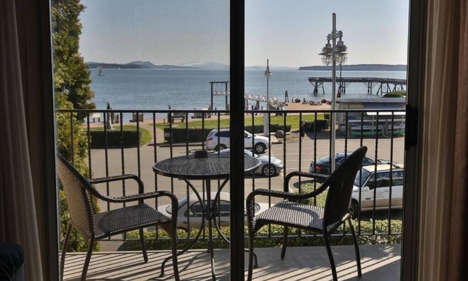 Booktown Hotel | Sidney Waterfront Inn & Suites
