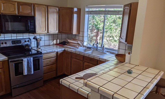 Glencoe House | Sierra Foothills Getaway - beautiful deck & views!