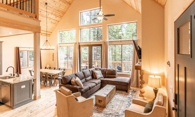Dorrington Ski Chalet | Sierra Luxury Chalet - Pool Access & A/C!