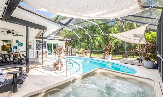 Gulf Gate Woods House | Siesta Key 4-bedroom house heated pool& hot tub- few miles from Siesta Key