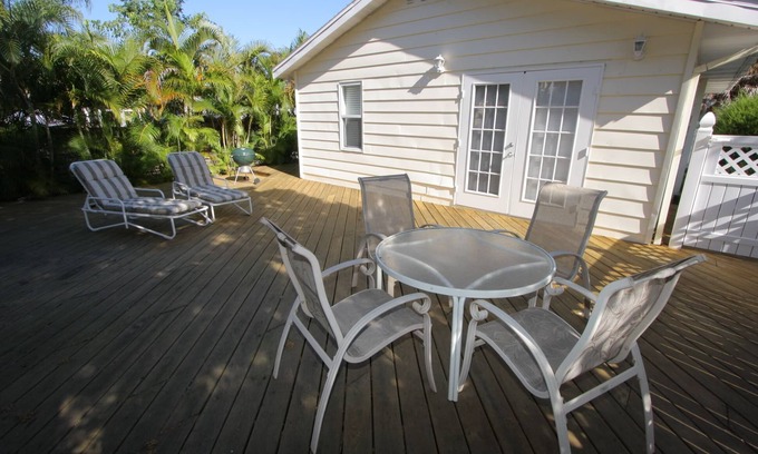 Siesta Key House | Siesta Key Getaway – Pet Friendly & Steps to Beach: Siesta Bungalow by RVA