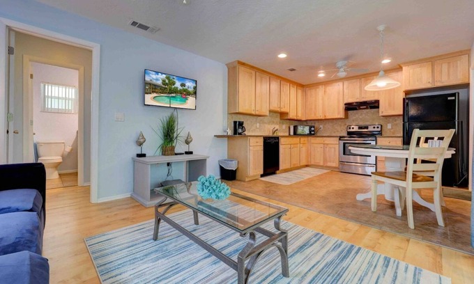 Siesta Key Cottage | Siesta Key Sanctuary -Pool-Kayaks-TikiHut-King bed
