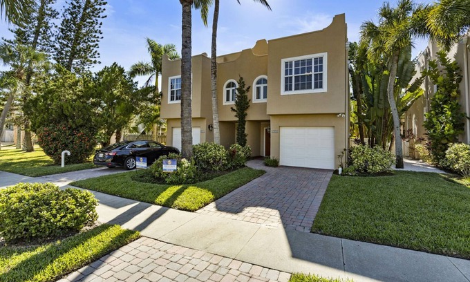 Siesta Key Village House | Siesta Key Village Townhome with Heated Pool and Walking Distance to Beaches