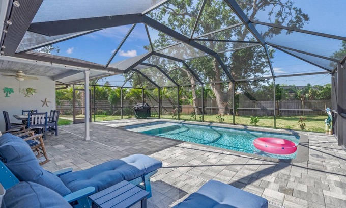 Gulf Gate Estates House | Silver Palm Retreat w/Pool, Game Room, Modern Kitchen – Walk to Gulf Gate Dining