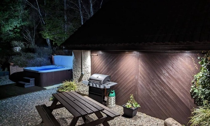 Aviemore House | Silver Trees - holiday home with hot tub in lovely garden - child/pet friendly