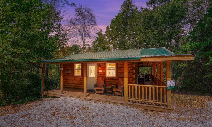 South Bloomingville Cabin | Silver Wolf: Privately situated + Pet friendly cabin w/hot tub in Hocking Hills