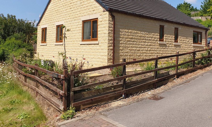 Alfreton House | SILVERBIRCH VIEW, family friendly, with a garden in South Wingfield