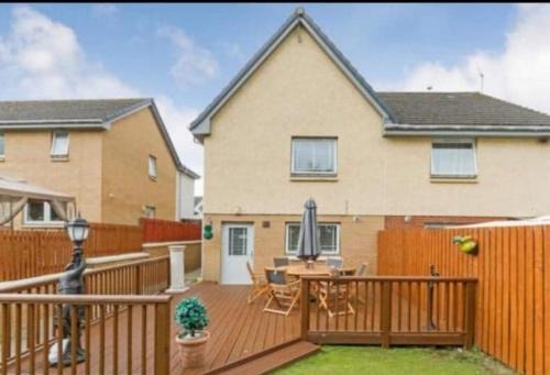 Glasgow House | Silverburn new house with free parking and nice garden