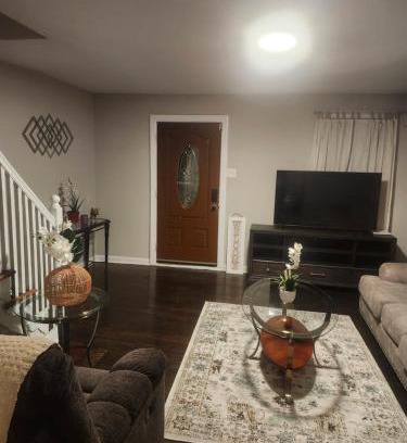 Upper Darby Apartment | Simple 'N' Sheek 3bedroom 1 bathroom house