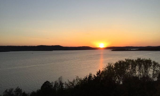 Hollister Condo | Simply Irresistible III * Right on the Lake and Close to All the Action!