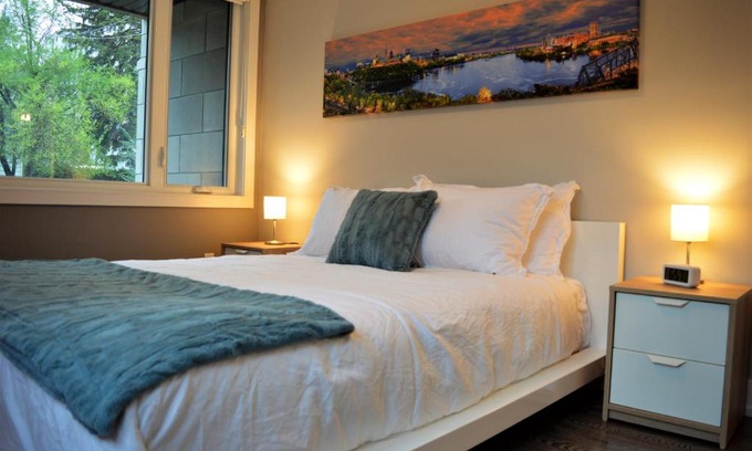 Ottawa Division Apartment | Simply Luxury Stays