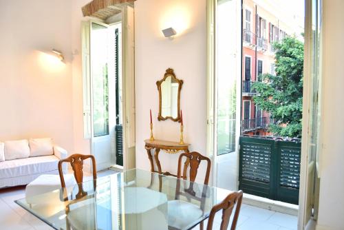 Cagliari Apartment | Sinclair , loft in center with original romantic fresco