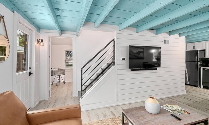 Saugatuck Cottage | Singapore Stable