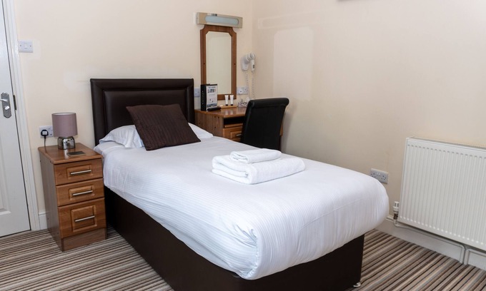 Retford House | Single Ensuite at The Lawns Guest House