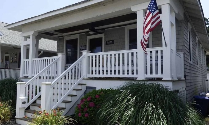 North End Cottage | Single Family Cottage in quiet bayside neighborhood