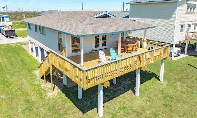 Spanish Grant House | Single Level Beachside Home, Great for Families & Dog Friendly - Walk to Beach