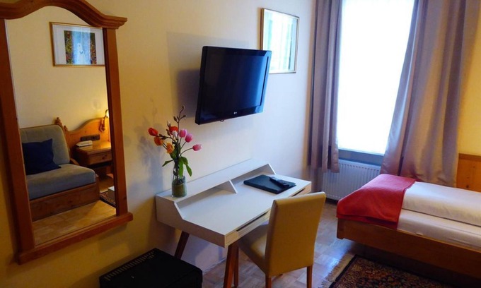 Elisabeth-Vorstadt Bed & Breakfast | Single room with shower, toilet - Adlerhof, pension