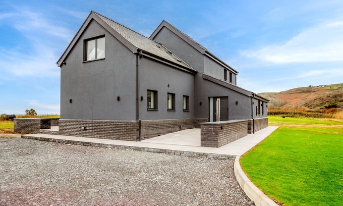 Mynytho House | Siop Penrallt- Rhiw - Four Bedroom House, Sleeps 8