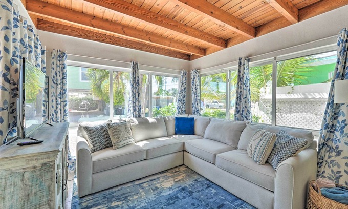 Little Venice House | 'Siren Song' - Cozy Marathon Getaway w/Garden!