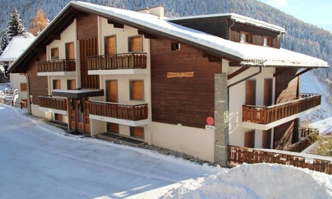 Saint-Luc Apartment | Situé au pied des pistes, à 2 minutes à pied du vieux village et directement en face du funiculaire.