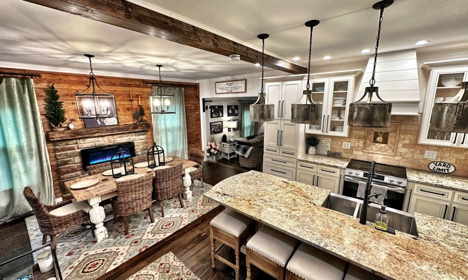 Morganfield House | Six Keys: Full house sleeps 7. Bourbon farmhouse style!