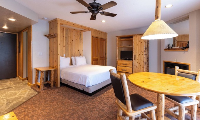 Olympic Valley Hotel | Ski Back to Your Door | 2 Welcoming Rooms with Full kitchen & Free Parking