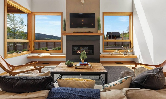 Bozeman House | SKI BRIDGER BOWL - 8 Miles to Ski, 8 Miles to town, NEW HOME