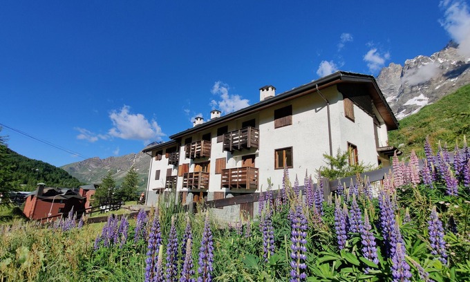 Cervinia Apartment | Ski chalet Cervinia Martino e Bassi ski-in-ski-out 6 persons sunny balcony wifi