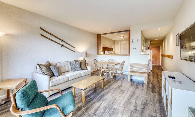 Warren Condo | Ski getaway near the slopes with private balcony & mountain views