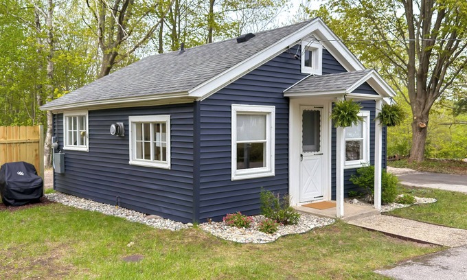 Frankfort Cottage | Ski, Hike & Explore: Frankfort Cottage w/Fire Pit