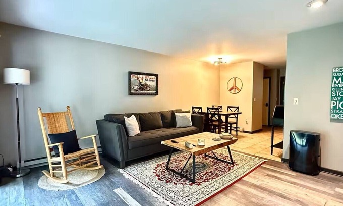Warren Condo | Ski, Hike & Relax. Warm 1BR Spot.