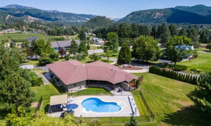 Leavenworth House | Ski Hill Getaway - Entertaining Year-Round