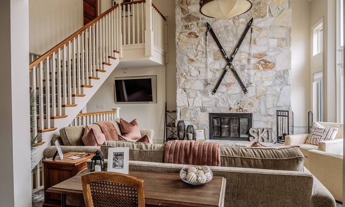 Stratton Mountain House | Ski I/O Hot tub Fireplace Garage 4Bed/3.5Bath Patio/Grill Village Square